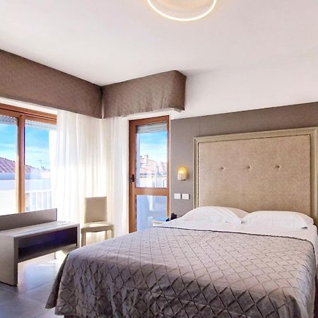 Hotel Tiffany Marina di Massa Exterior photo