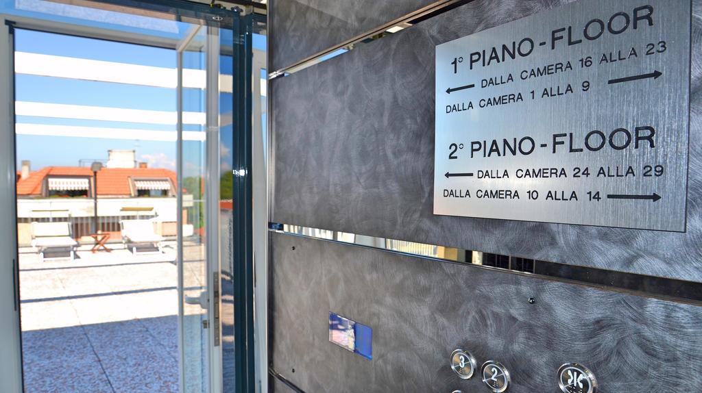 Hotel Tiffany Marina di Massa Exterior photo